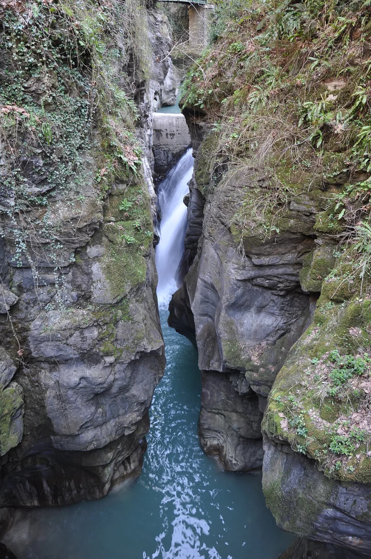 Orrido di Bellano: il canyon nato quindici milioni di anni fa che si visita dentro, su passerelle a strapiombo sul torrente