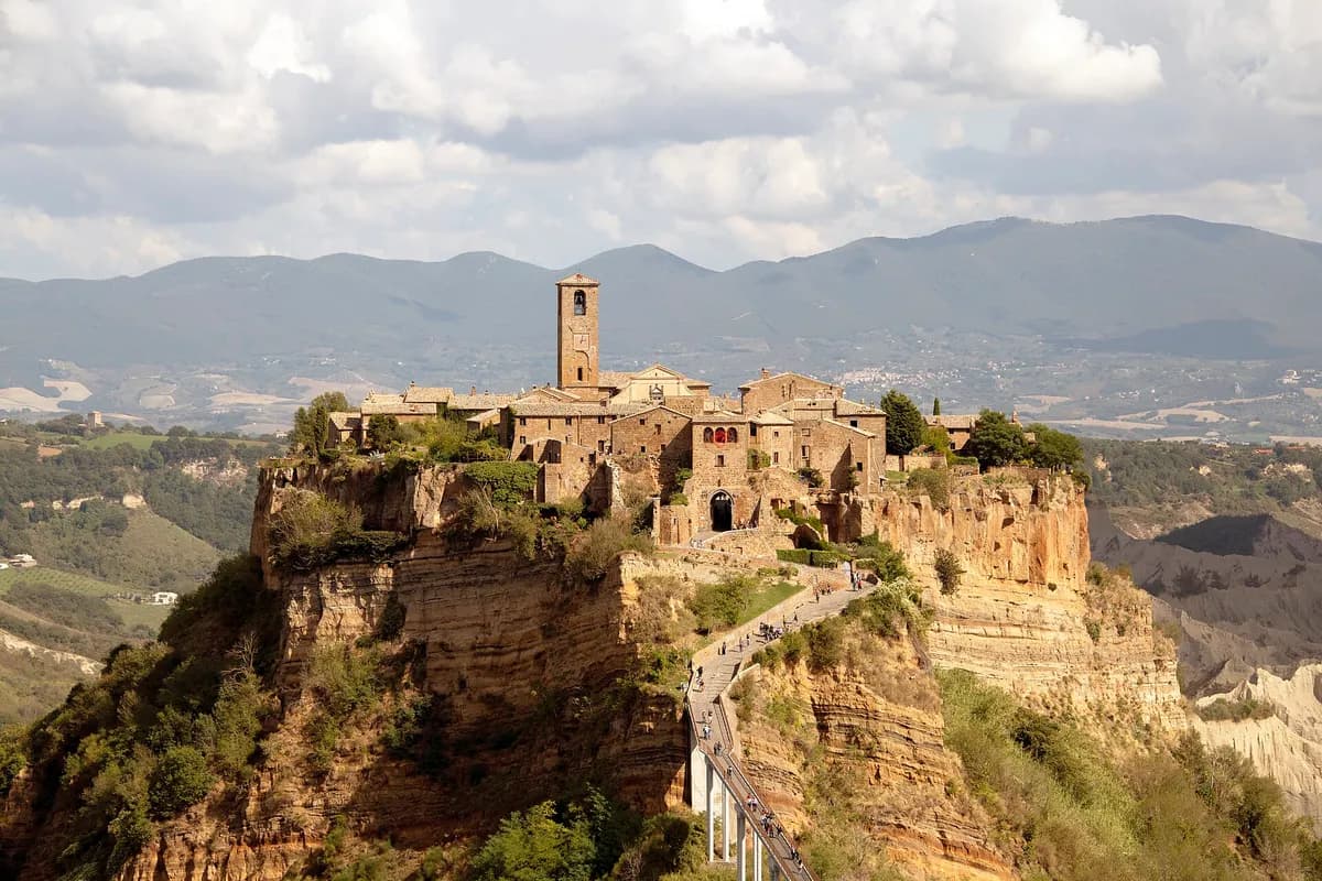 Civita di Bagnoregio: la città che muore lentamente, e proprio per questo vale di andarci ora