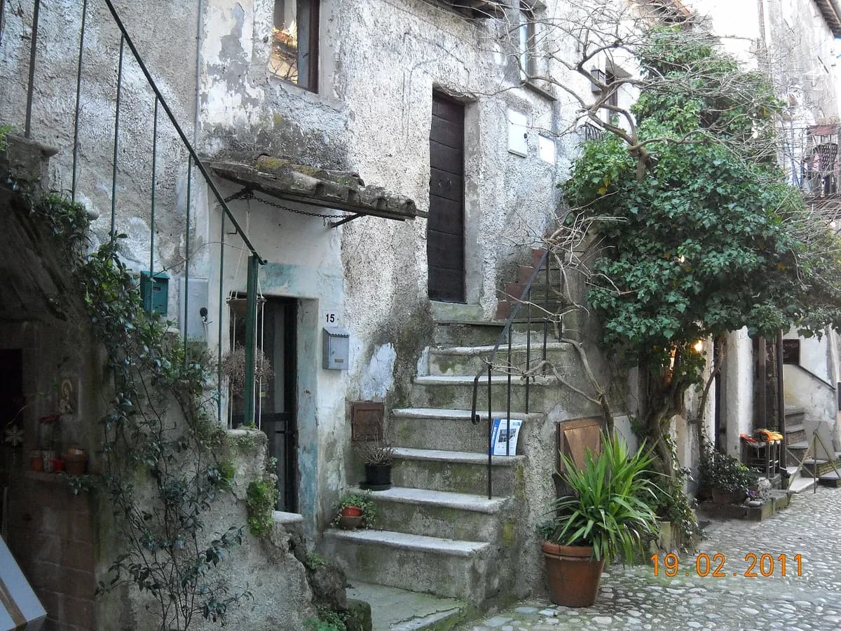Calcata: il borgo che il regime fascista voleva abbandonato, e che gli hippy hanno salvato dagli anni Sessanta