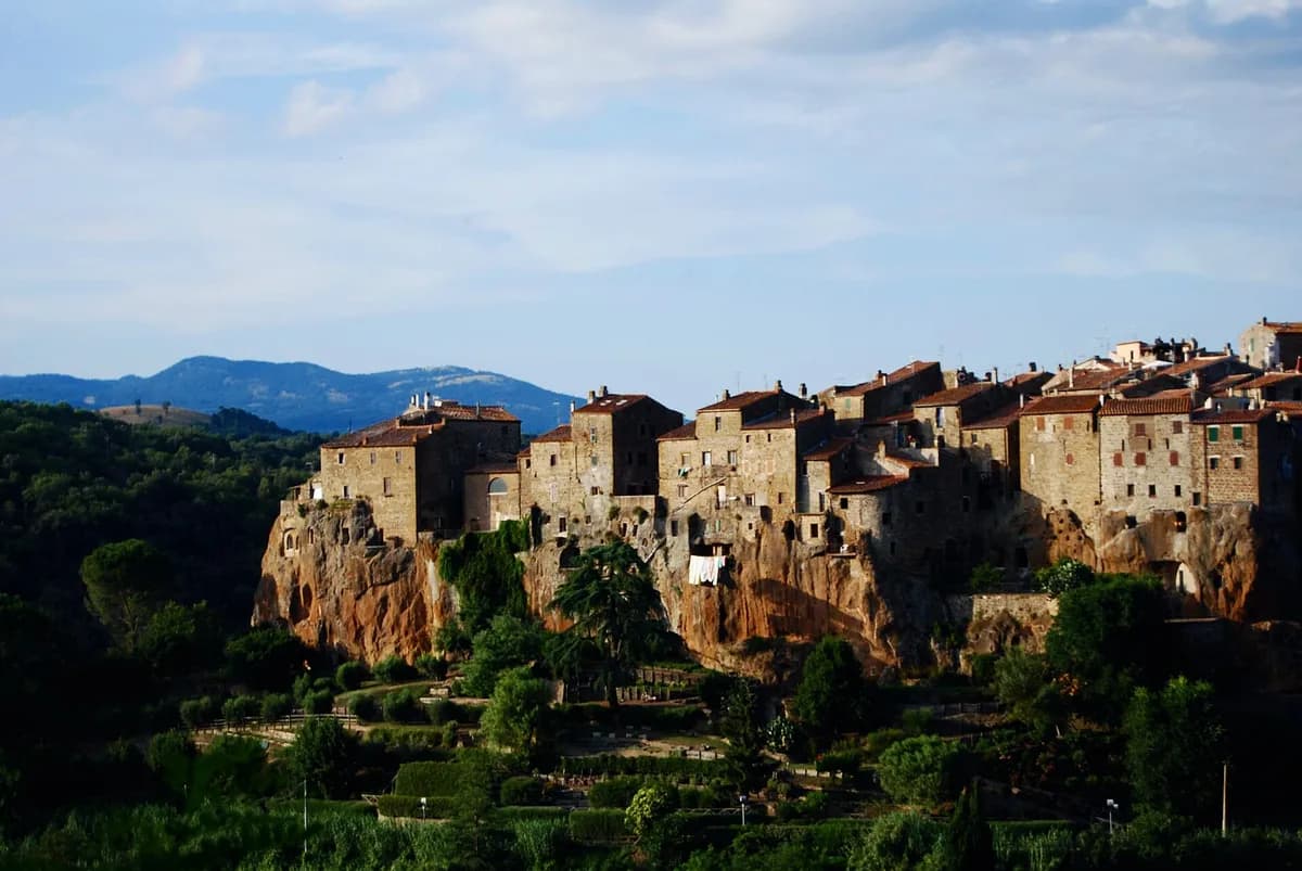 Pitigliano: la Piccola Gerusalemme scolpita nel tufo che accolse gli ebrei cacciati dal Papa