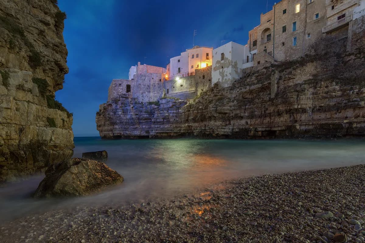 Polignano a Mare: il paese dove Domenico Modugno scrisse 'Volare' nel 1958, dove il Red Bull tuffa atleti da venticinque metri ogni agosto, e dove le case sono attaccate alla falesia da prima del Mille
