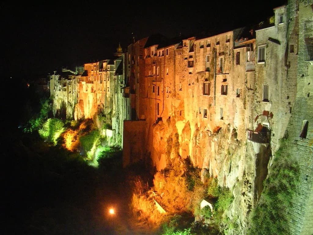 Sant'Agata de' Goti: il borgo del Sannio che da duemila anni si tiene in equilibrio su uno sperone di tufo