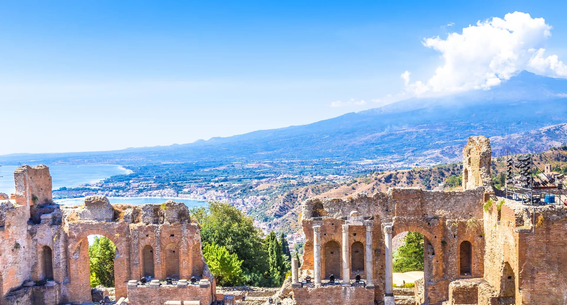 Taormina dietro la cartolina: il teatro greco al tramonto e l'arte siciliana del rallentare