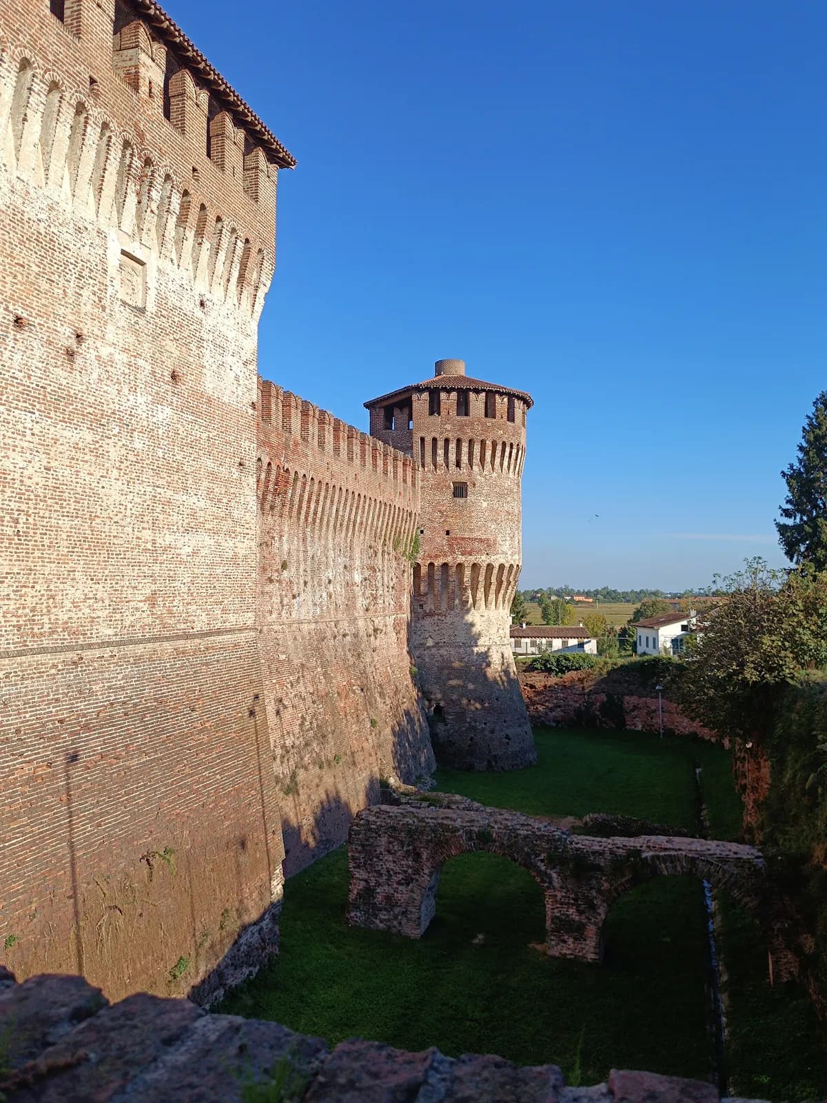 Soncino, una fortezza del 1473 e la prima Bibbia ebraica stampata al mondo: il borgo lombardo che pochi conoscono ha una storia che riempie le grandi biblioteche del pianeta