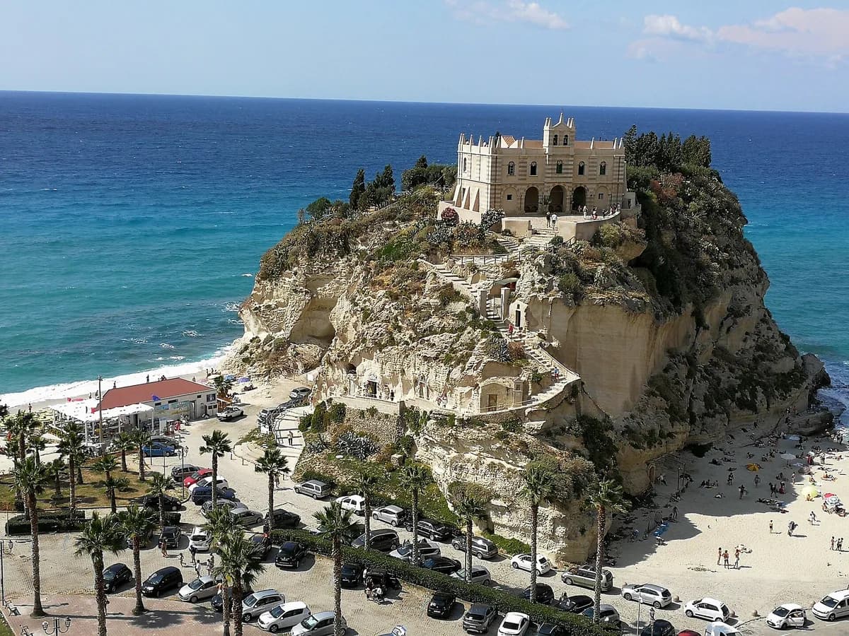 Tropea e Pizzo Calabro: il santuario costruito su uno scoglio del IV secolo, il castello dove fu fucilato il re napoleonico nel 1815, e i due gelati che la Calabria ha dato al mondo (uno con la cipolla rossa, l'altro al tartufo)