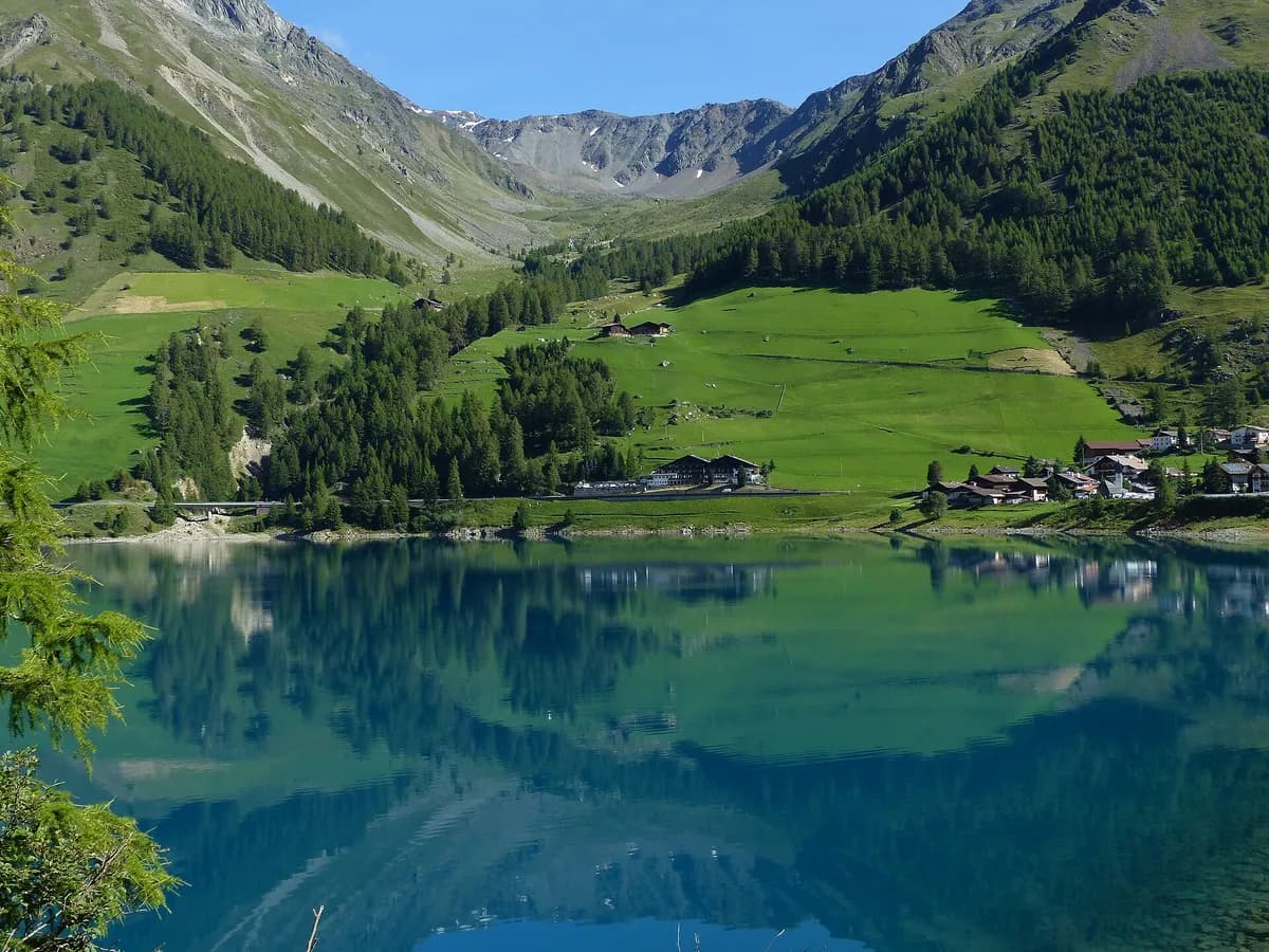 Lago di Vernago: il paese sommerso negli anni Sessanta e il campanile che riemerge ogni primavera