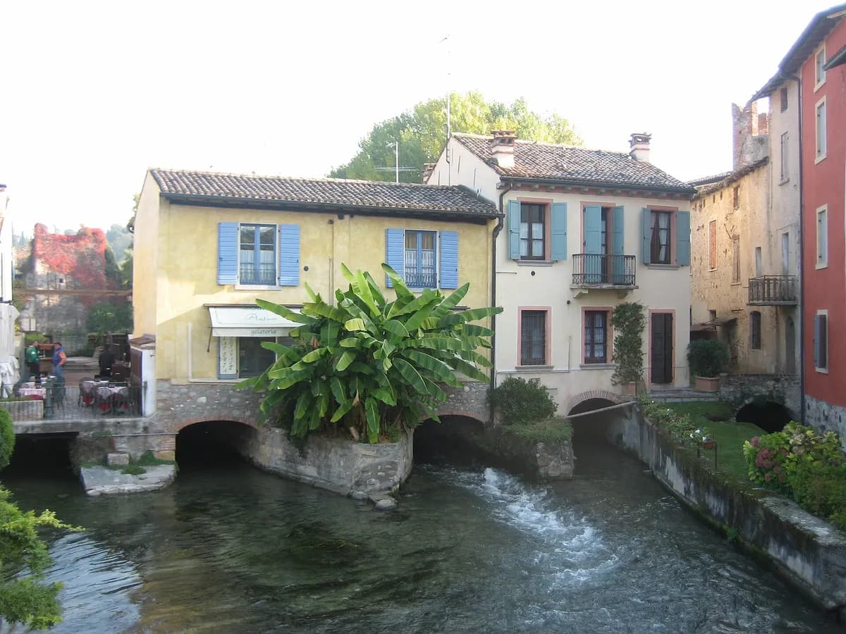 Borghetto sul Mincio: i mulini medievali, un ponte-diga di 650 metri e i tortellini chiamati 'nodi d'amore'
