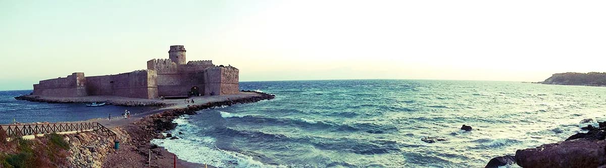 Le Castella: il castello aragonese del XIII secolo costruito su un isolotto dove forse Annibale lasciò un'iscrizione, dove i Greci di Crotone fondarono la colonia di Kròton, e dove l'area marina protetta è la più grande del Mediterraneo