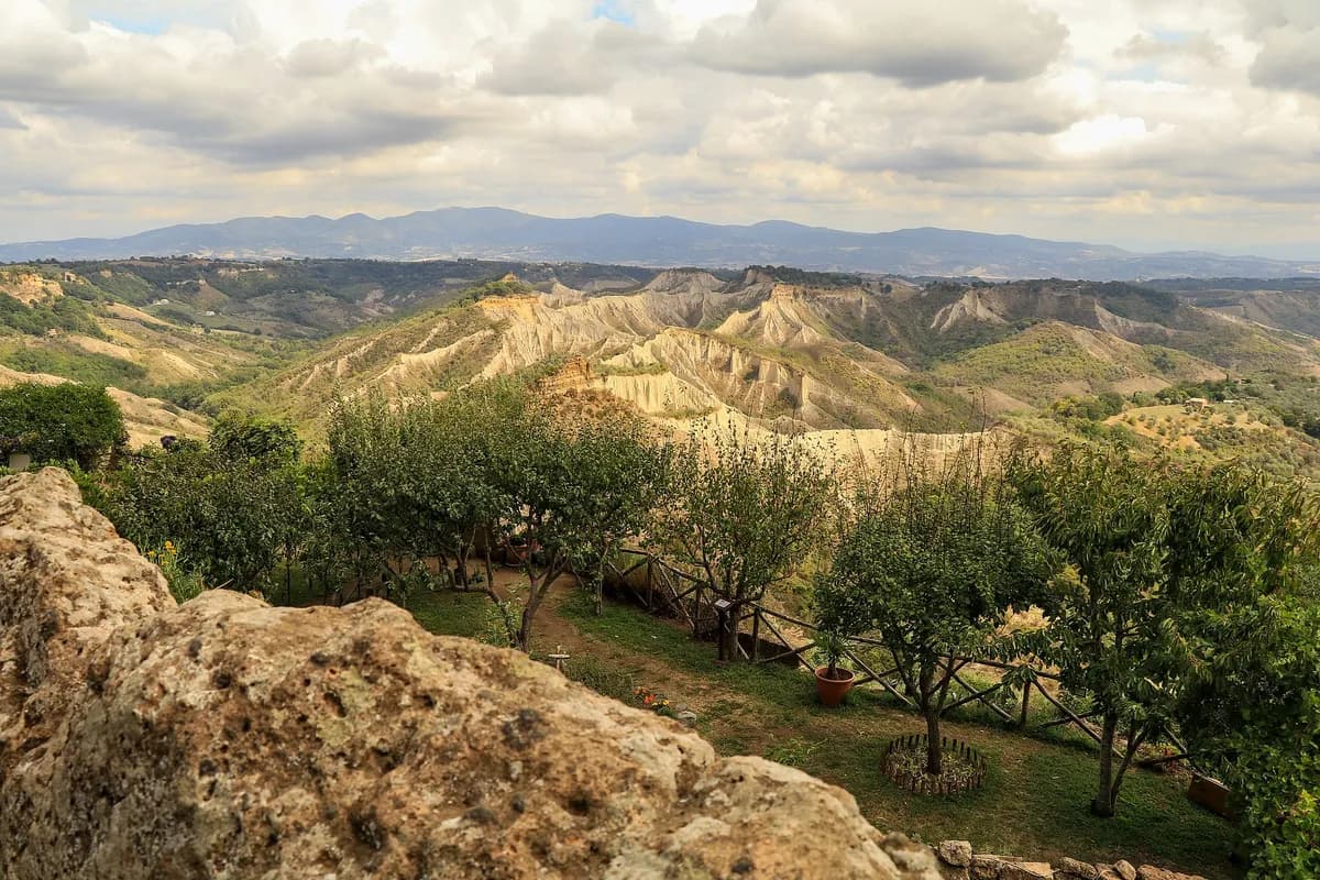 Civita di Bagnoregio: duemilacinquecento anni e sette centimetri all'anno