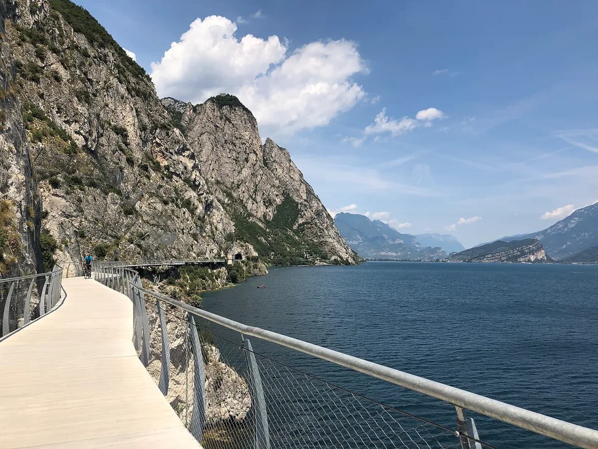 Limone sul Garda: due chilometri e mezzo di ciclabile sospesa sopra il lago, costati sei milioni e cambiati per sempre il modo di girare il Garda