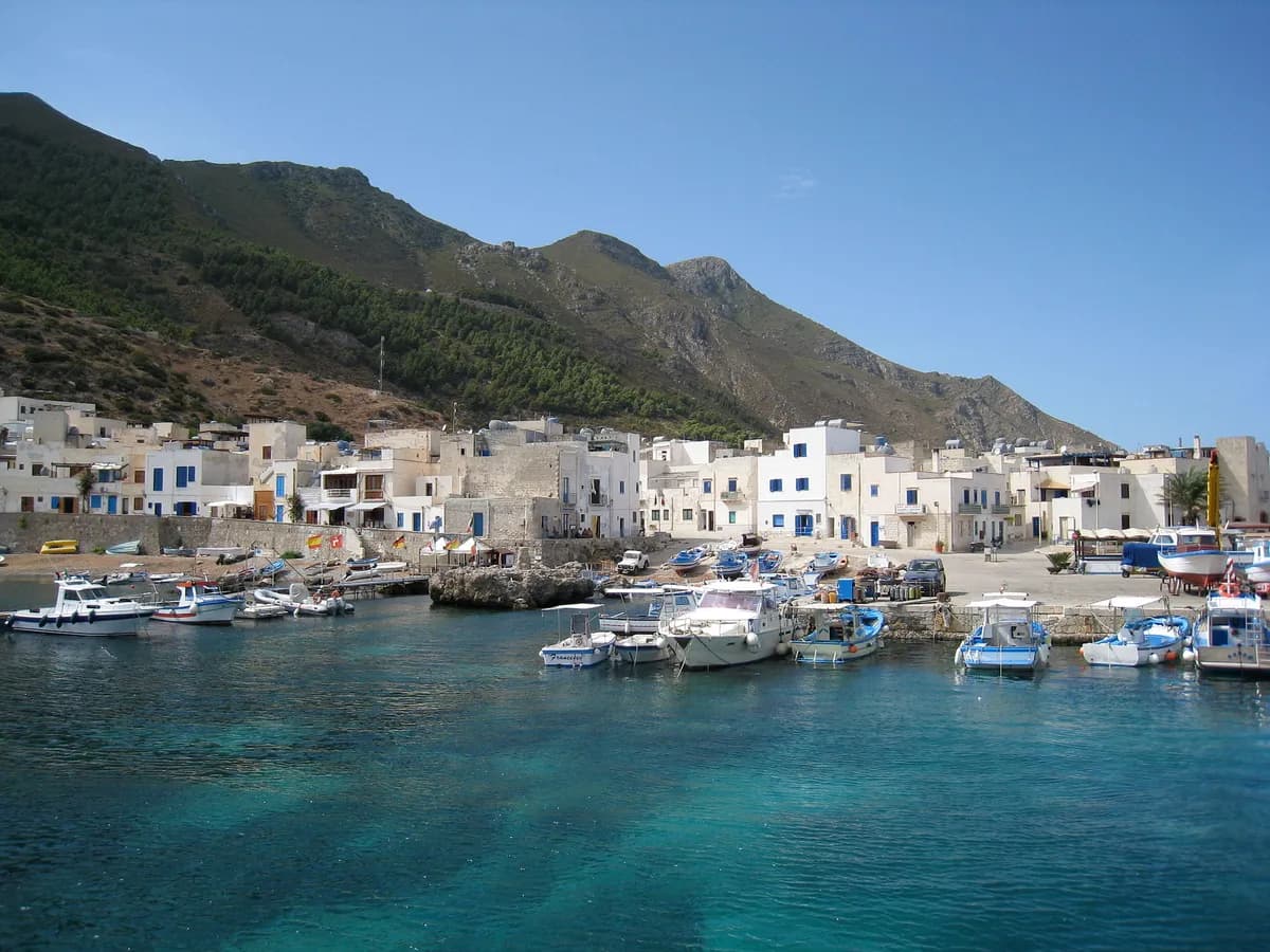 Marettimo: l'isola minore delle Egadi dove forse approdò Ulisse, dove un castello arabo-normanno-spagnolo del XII secolo fu trasformato dai Borboni in prigione politica, e dove il mare è ancora come Omero lo descriveva