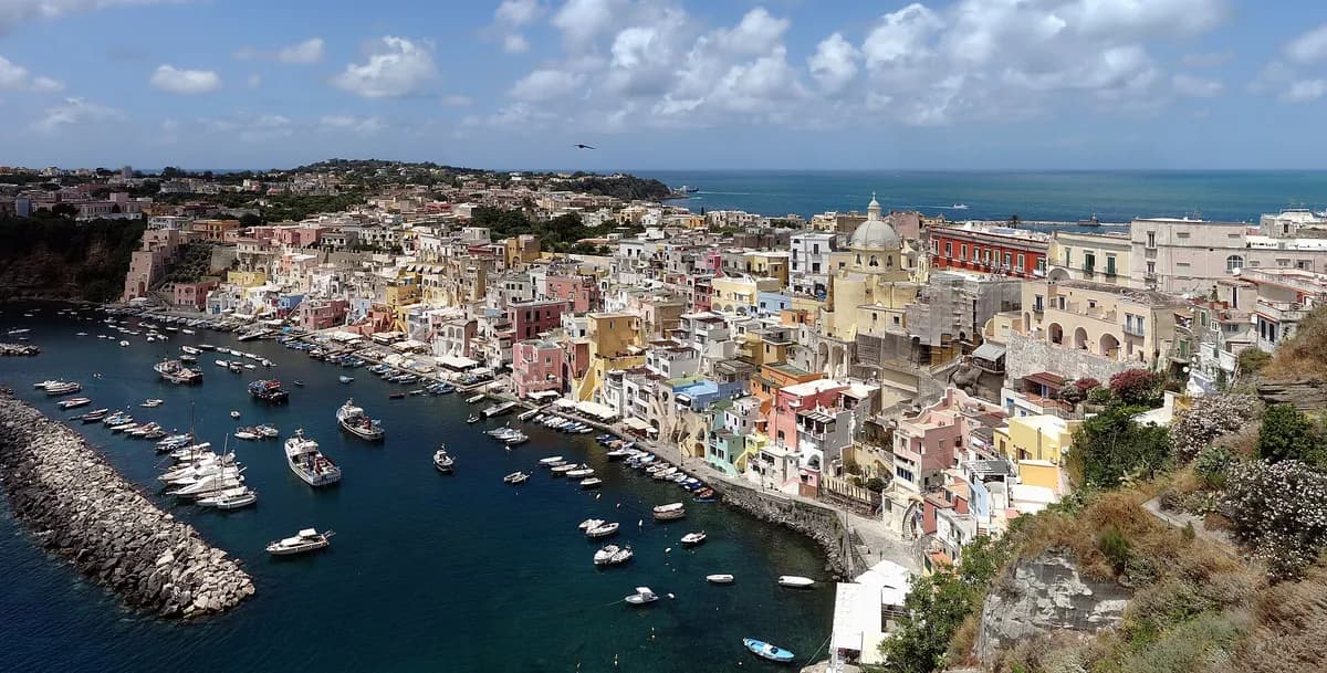 Procida: l'isola di quattro chilometri quadrati che nel 2022 fu Capitale della Cultura italiana, dove Massimo Troisi girò 'Il Postino' nel 1994, e dove Marina Corricella esiste identica dal Seicento perché nessuno l'ha mai 'restaurata'