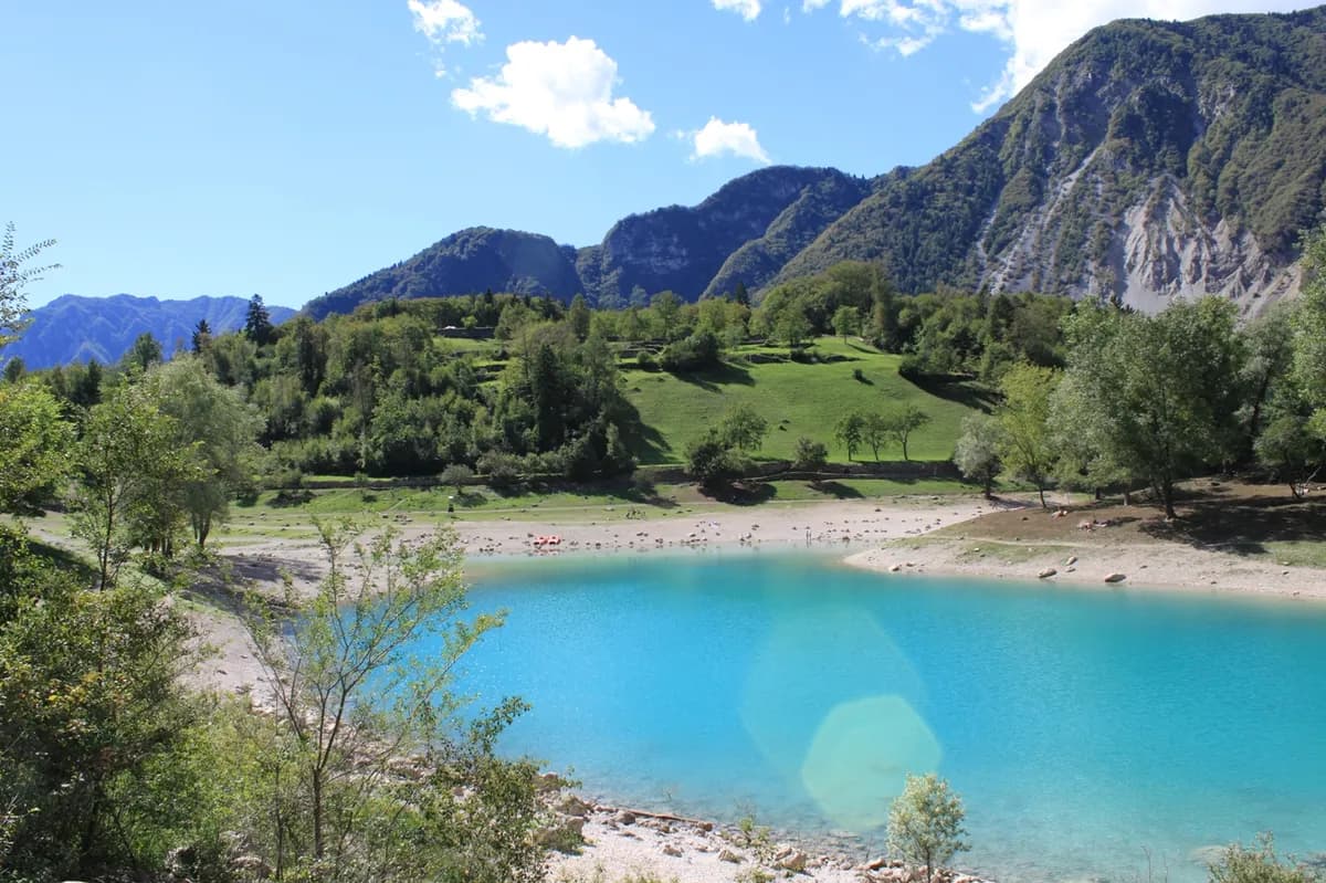 Lago di Tenno: l'acqua color turchese che mille anni fa nacque per una frana del Monte Misone